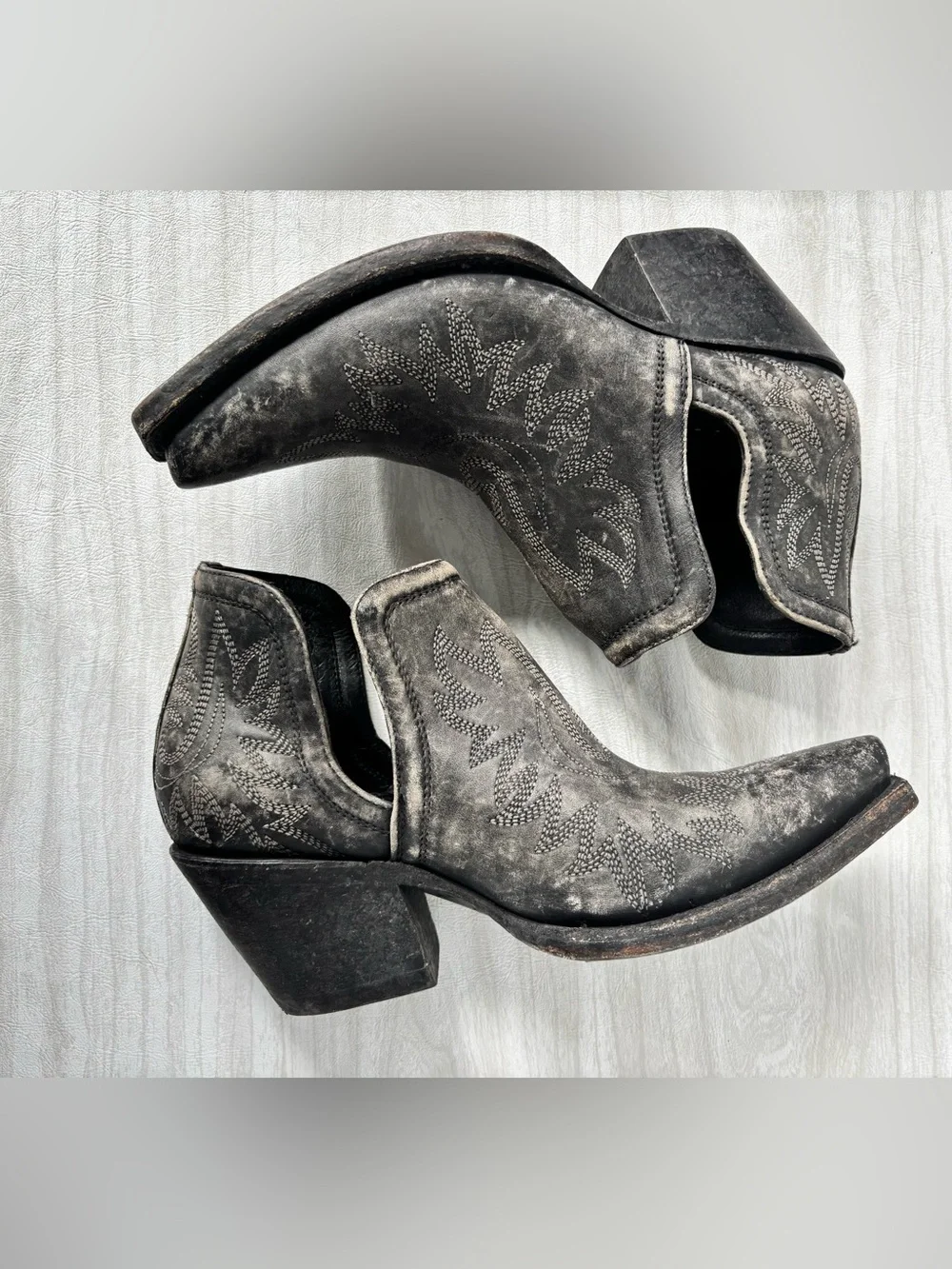 With Box Ariat Women’s Western Boots - naturally distressed black booties size 8 - Picture 15 of 16